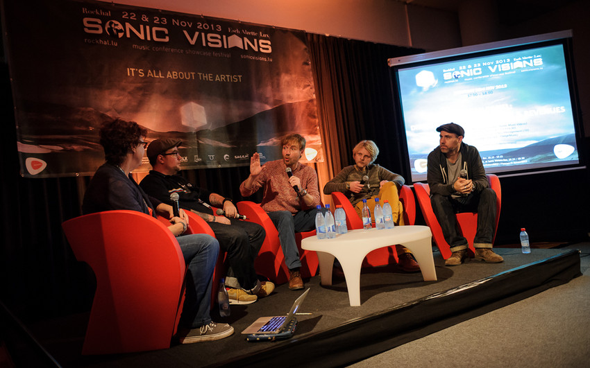 Diskussionsrunde auf der Sonic Visions Konferenz 2013, von links nach rechts: Caroline Bottomley (Radar Music), Jan Clausen (Factory 92), Tim Renner (Motor Entertainment), Benji Rogers (Pledge Music)